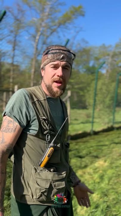 Dans les coulisses du parc 🌳✂️Aujourd’hui, on vous emmène aux côtés de Quentin pour l’entretien de l’enclos des coyotes 👀Un travail essentiel, réalisé régulièrement pour adapter l’environnement des animaux et garantir des conditions optimales au quotidien !