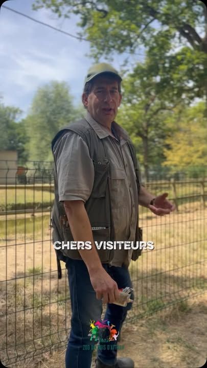 Un petit geste qui fait toute la différence. 🌿🗑️Aujourd’hui, Monsieur Charpentier s’est improvisé agent de propreté... mais ce n’est normalement pas à lui de ramasser les déchets. 😉Lorsque vous venez profiter d’une journée au Zoo du Bois d’Attilly, vous évoluez au cœur d’un environnement naturel, partagé avec des centaines d’animaux. Respecter ce cadre, c’est aussi veiller à ne rien laisser derrière soi.Des poubelles sont réparties un peu partout dans le parc pour vous permettre de jeter facilement vos déchets. Un simple geste qui contribue à préserver la beauté des lieux, le bien-être des animaux et le plaisir de tous les visiteurs.Merci à toutes celles et ceux qui y pensent à chaque visite. 💚