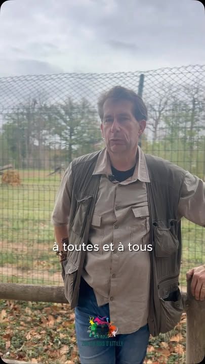 🐾 Un animal sauvage n’est pas un animal de compagnie.Aussi fascinant, beau ou attachant soit-il, un animal sauvage conserve des besoins et des comportements propres à son espèce, qui ne disparaissent pas simplement parce qu’il grandit au contact de l’humain.Derrière l’envie de posséder un animal « différent » se cachent souvent des réalités bien plus complexes qu’on ne l’imagine : besoins spécifiques, espace, alimentation, comportements naturels, longévité…Dans cette nouvelle vidéo, Monsieur Charpentier nous rappelle pourquoi aimer les animaux sauvages, c’est aussi respecter leur nature. 🌿Et parfois, la meilleure façon de les aimer, c’est simplement de ne pas chercher à les posséder.